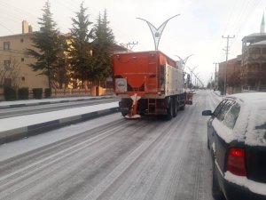 Emirdağ’da belediye ekipleri karla mücadeleye devam ediyor