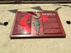 Tarihi İnebolu Sokağı’ndaki pano yenilendi
