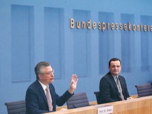 Almanya Sağlık Bakanı Spahn: "Yüzyılın salgınından çıkış yolu başladı"