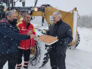 Binali Yıldırım’dan karla mücadele ekiplerine tatlı