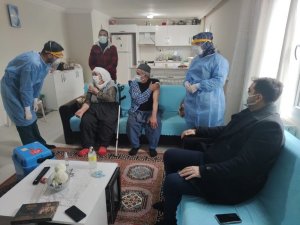 85 yaşındaki 67 yıllık çift evinde birlikte aşı oldu