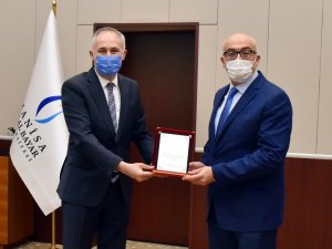 Rektör Ataç’a uzaktan eğitime katkılarından dolayı plaket