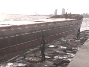 Zeytinburnu’nda demirli olan gemi  fırtına nedeniyle karaya oturdu