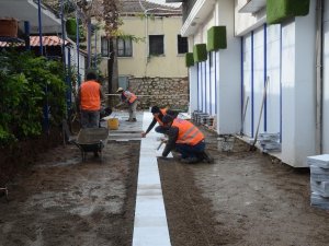 Kuşadası’nın turistik çarşıları doğal taşlar ile kaplanıyor