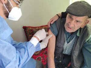 Besni’de mobil ekipler yaşlıları aşılamaya devam ediyor