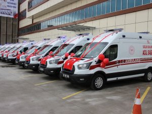 Bakanlıktan gelen ambulanslar teslim edildi