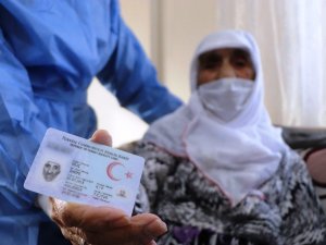 Asırlık nineye korona aşısı