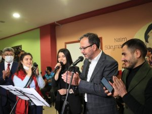 Bakan Kasapoğlu Vanlı gençlerle türkü seslendirdi