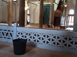 700 yıllık camide, yağmura karşı "kovalı çözüm"
