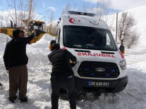 Yüksekova’da doğum hastası için seferberlik