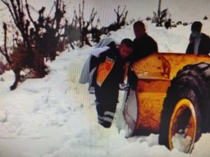 Üzerine sıcak su dökülen çocuk, karla kaplı yolda sırtta taşınarak ambulansa ulaştırıldı