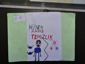 Tuzla’da 2 kardeş okulların açılması için bilboardlara kendi yaptıkları afişleri astı