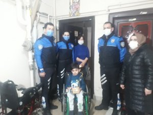 Kısıtlamada polisler engellileri ziyaret etti