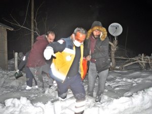 Ekipler karlı yolları açıp 76 yaşındaki hastaya ulaştı