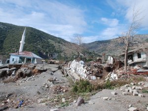Heyelan bölgesindeki yarıklar, yağış sonrası derinleşti