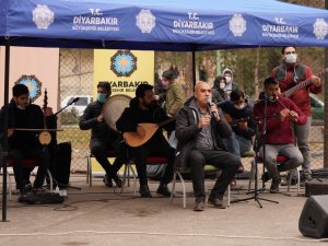 Vatandaşlar ’Küçede Sanat Var’ ile moral buluyor