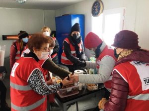 Kızılay’ın gönüllü kadınları görevi başındaki polis ekiplerini unutmadı