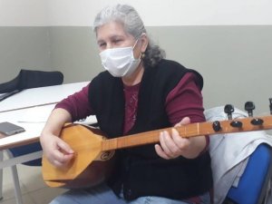 Yunusemre ile bağlama öğreniyorlar