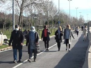 Güneşi gören İstanbullular sokağa çıkma kısıtlamasında Caddebostan sahiline akın etti