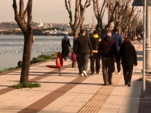 Kısıtlama günü göl kenarında ’yürüyüş keyfi’ kamerada