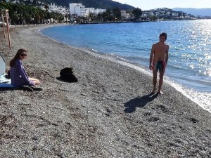Bodrum’da kısıtlamaya rağmen denize girdiler, balık tuttular
