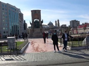Güzel havayı fırsat bilen turistler Taksim Meydanı’na akın etti