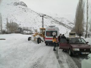 Diyaliz hastası, karlı yol açılarak hastaneye yetiştirildi