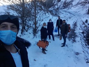 Sağlık ekipleri, karlı yolları aşarak, aşılama çalışmaları yapıyor