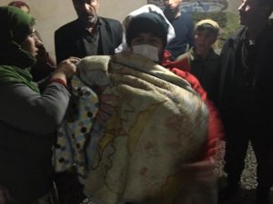 Üzerine sıcak su dökülen bebek, paletli ambulansla hastaneye ulaştırıldı