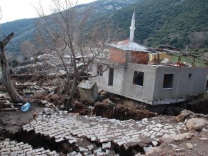 İzmir Valiliğinden heyelan bölgesi açıklaması
