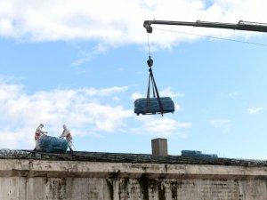 Yenişehir’de yıkılacak binadan 20 ton asbestli malzeme söküldü