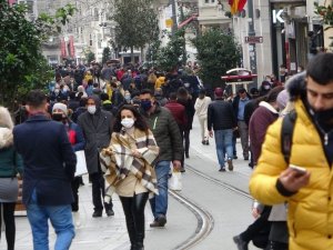 İstiklal Caddesi’ndeki kalabalık pes dedirtti