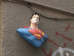 - Hayal güçlerini sokağa taşıyan gençler onarmaya devam ediyor