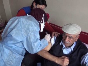 Covid-19 aşılaması evlerde devam ediyor