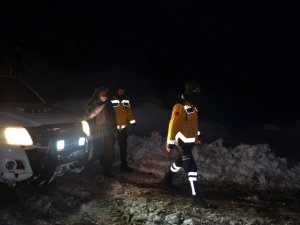 Şırnak’ta karla mücadele ekipleri bir yandan yolları açıyor bir yandan da hastaları taşıyor