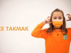 Minikler işaret diliyle koronaya dikkat çektiler
