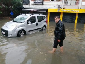 İzmir’i vuran sel felaketiyle esnaf ve vatandaş çaresiz kaldı