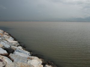 Körfez’in çamurlu görüntüsü dikkat çekti