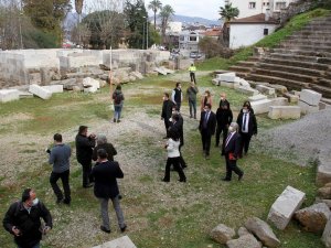 Restorasyonu yarım kalan antik tiyatroda Vali Tavlı, inceleme bulundu
