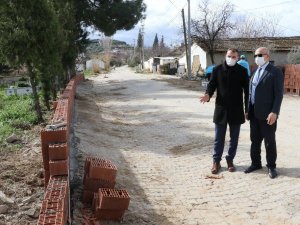 Afet nedeniyle mezarda oluşan hasarlar gideriliyor