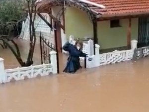 Sağlık çalışanı hastaya müdahale etmek için beline kadar suya girdi