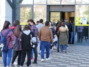 AVM’de uzun kuyruklar oluştu, sosyal mesafe unutuldu