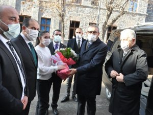 Mahir Ünal: “Bizimle bugün mücadele edenler geriye dönüp bakarsanız bu milletin iradesiyle kavga edenlerdir”