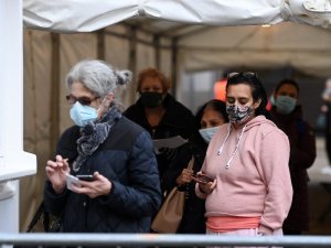 İngiltere’de son 24 saatte Covid-19’a bağlı bin 449 can kaybı