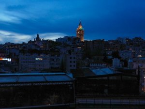 Galata Kulesi’ne rengarenk ışıklandırma