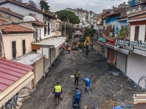 Kuşadası’nın turistik çarşılarında yenileme çalışmaları sürüyor