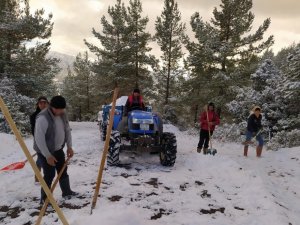 Kar kuyuları şerbet için dolduruluyor