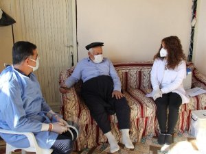 Yaşlı adamdan aşı için gelen genç doktora: "Düğününe geleceğim"