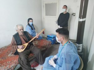 97 yaşındaki Hasan dede evine gelen sağlıkçılara curasıyla türkü söyledi