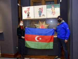 20 yıllık yoldaşı Azerbaycan bayrağını DEÜ’ye armağan etti